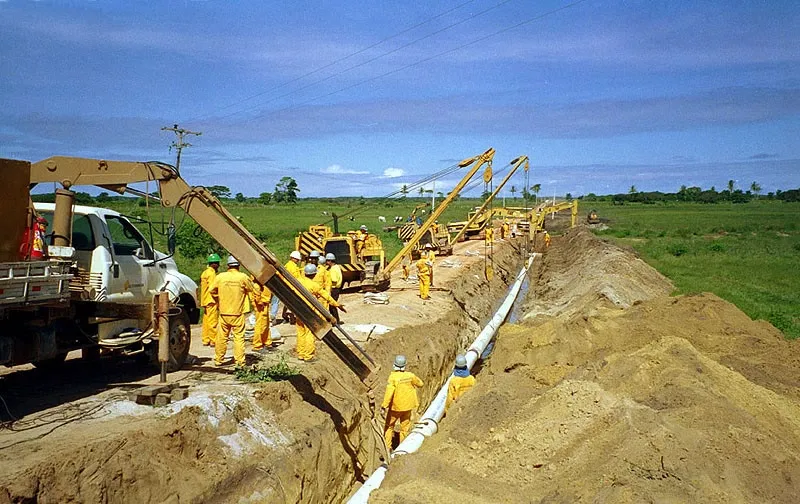 Equipes na vala do oleoduto em São Mateus