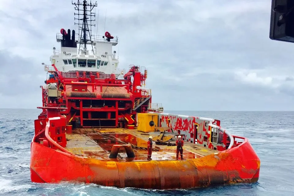 Embarcação de apoio offshore em operação
